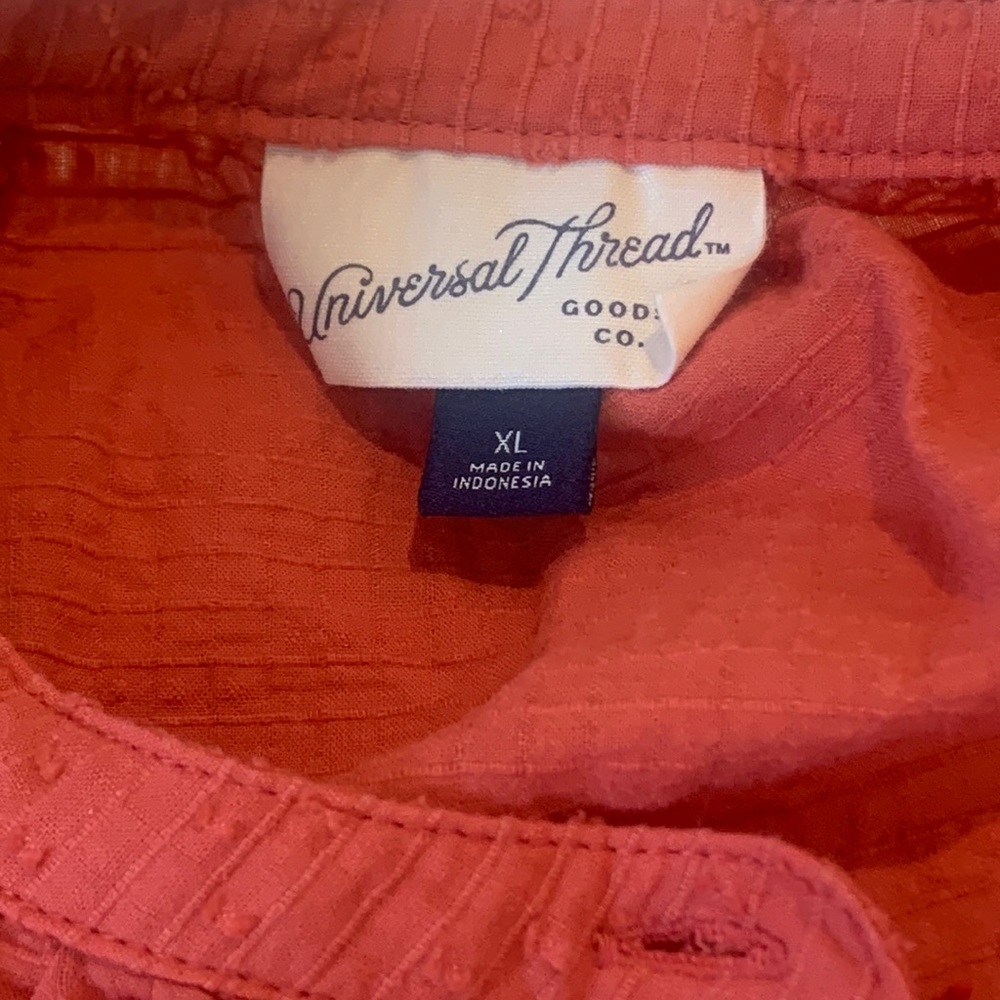 Universal Thread Textured Top - Picture 2 of 6